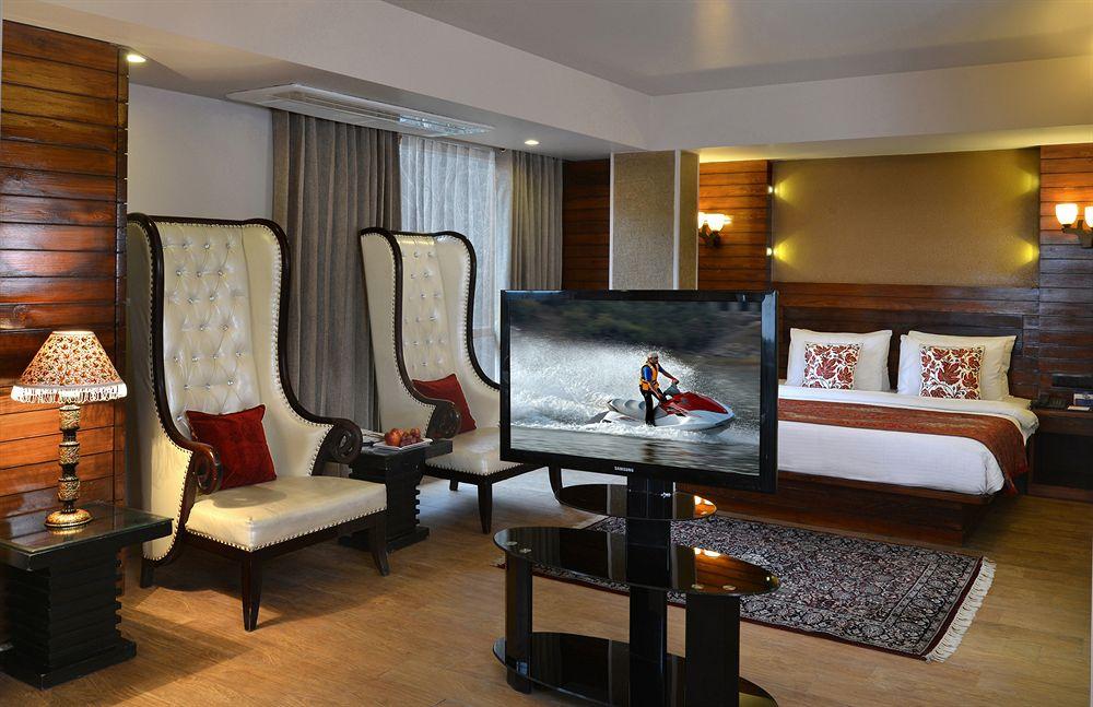 Golden Tulip Srinagar Hotel Exterior photo