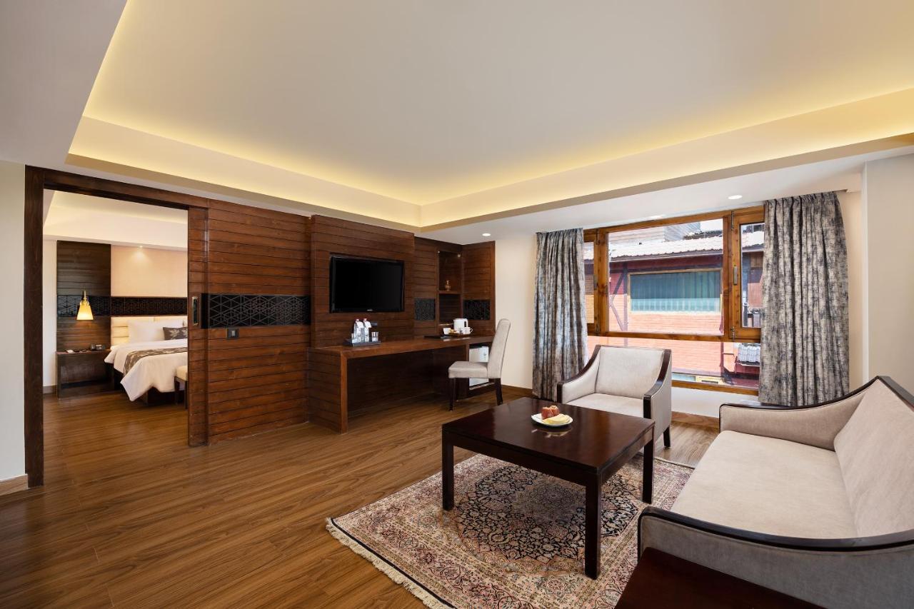 Golden Tulip Srinagar Hotel Exterior photo