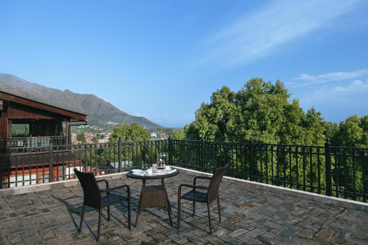 Golden Tulip Srinagar Hotel Exterior photo