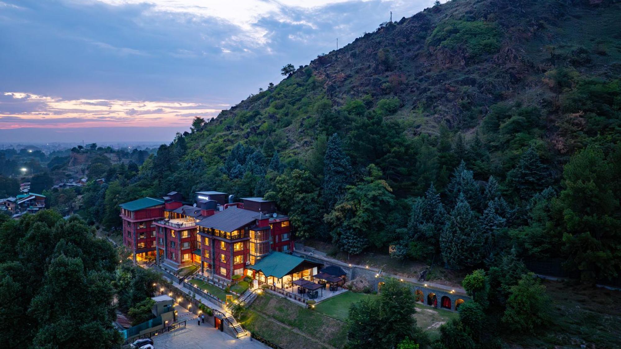 Golden Tulip Srinagar Hotel Exterior photo