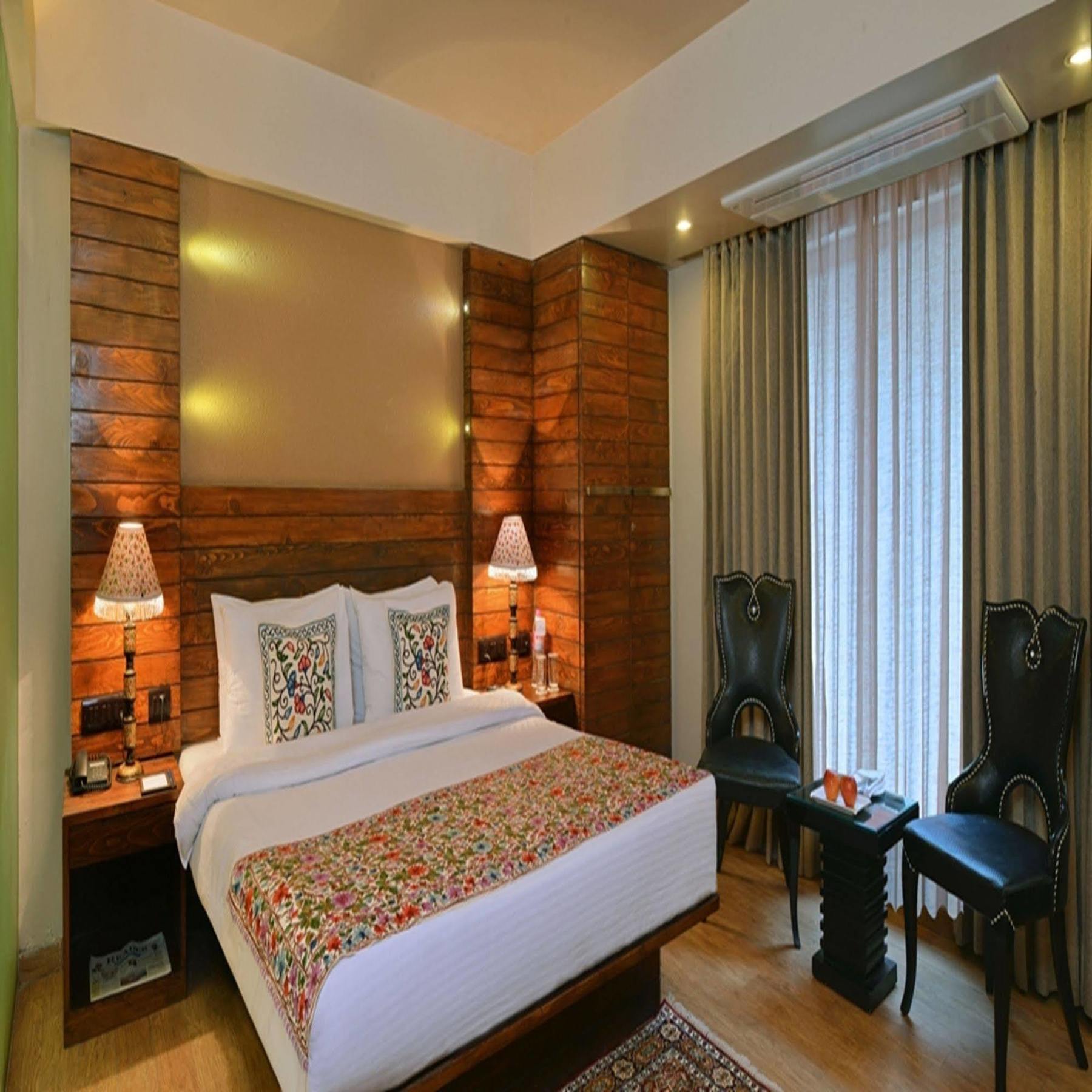 Golden Tulip Srinagar Hotel Exterior photo