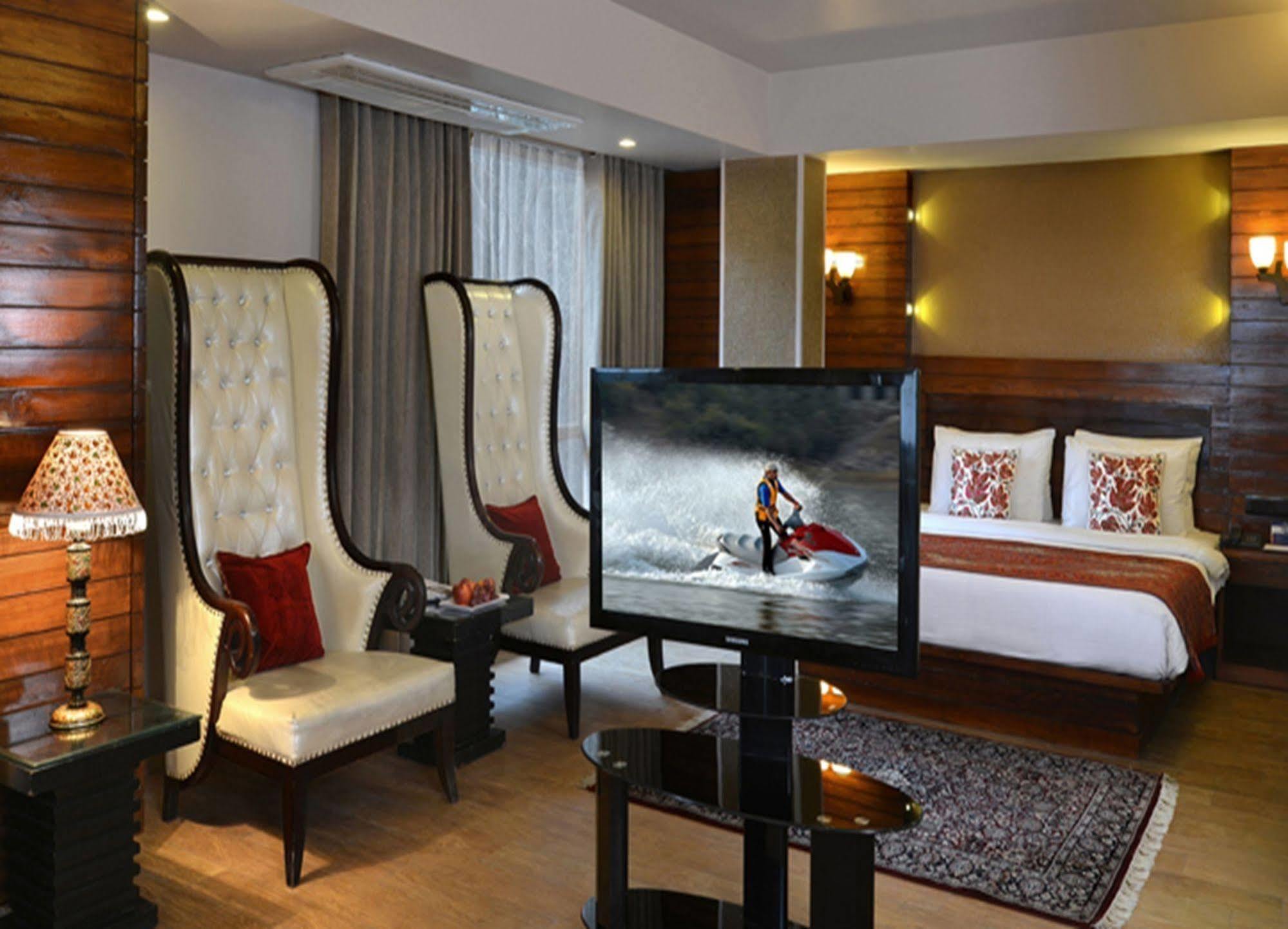 Golden Tulip Srinagar Hotel Exterior photo