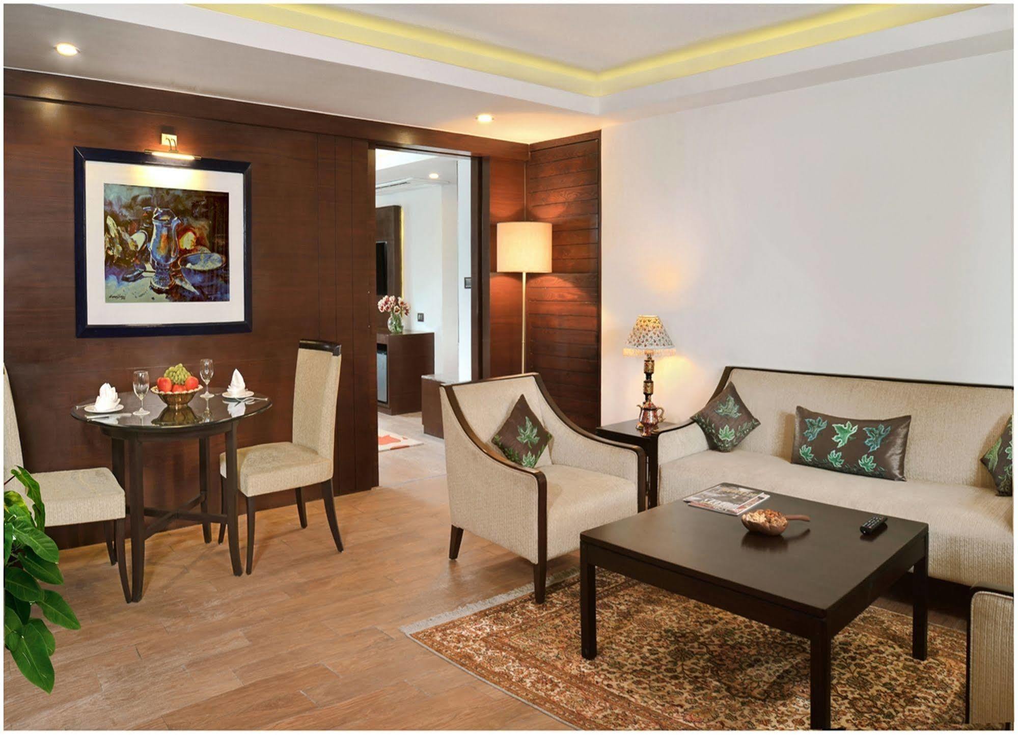 Golden Tulip Srinagar Hotel Exterior photo