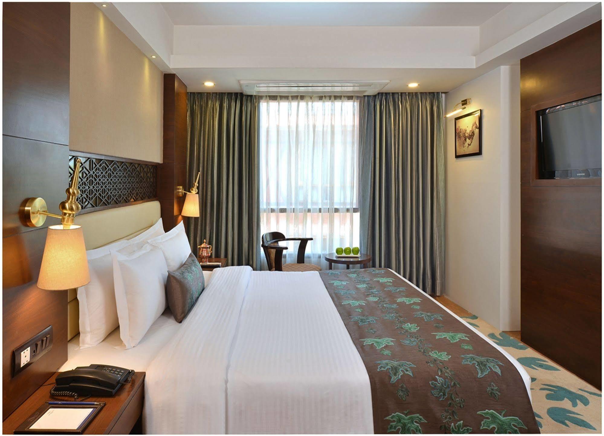 Golden Tulip Srinagar Hotel Exterior photo