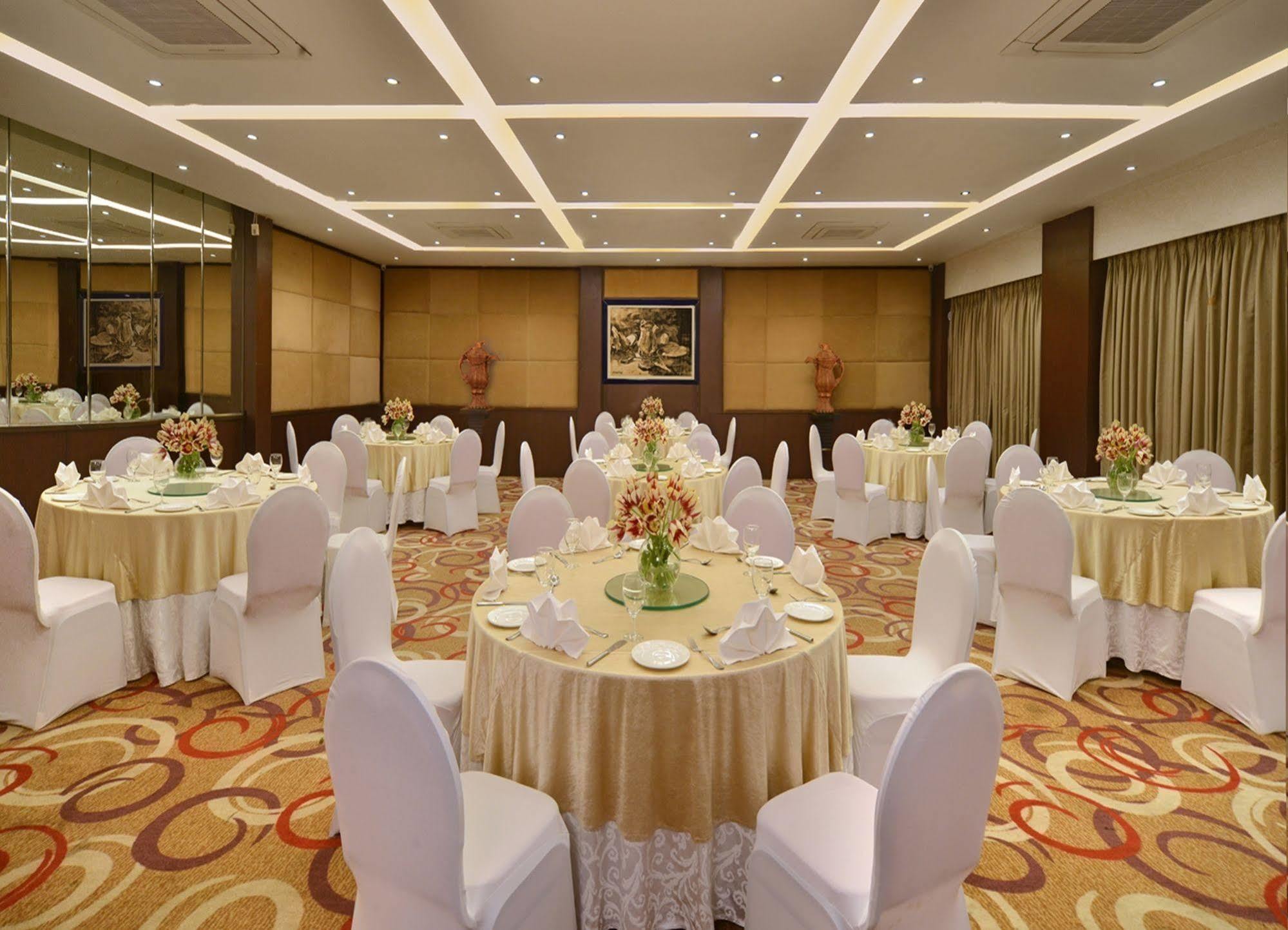 Golden Tulip Srinagar Hotel Exterior photo