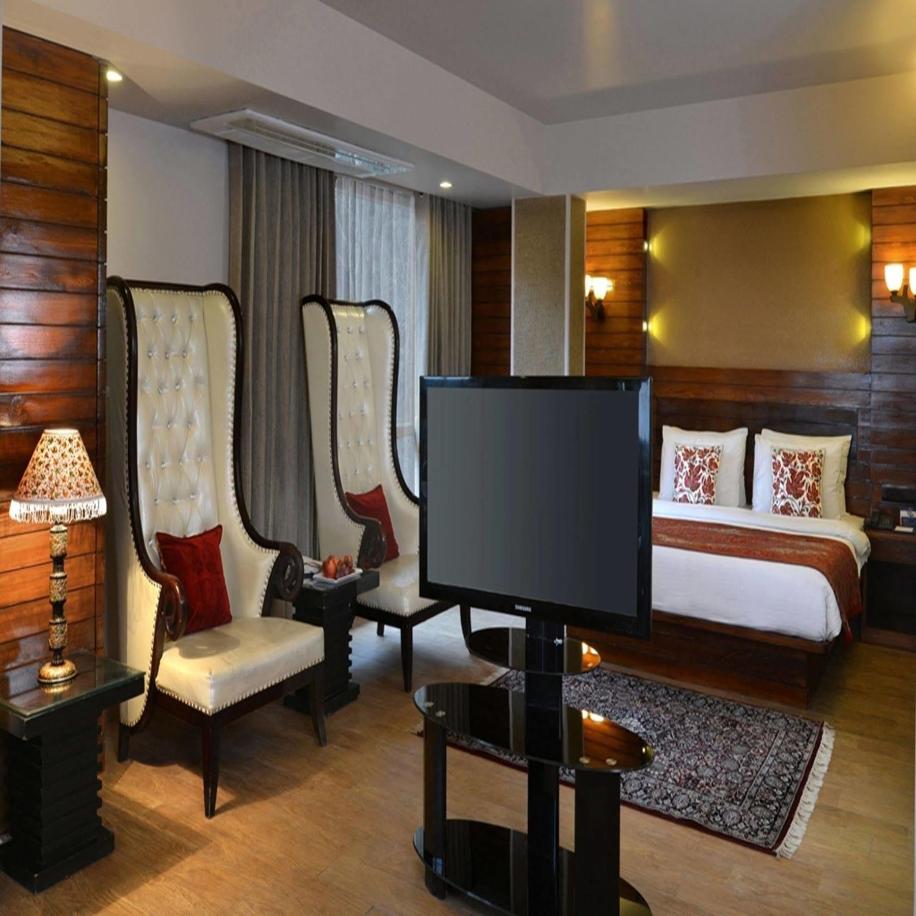 Golden Tulip Srinagar Hotel Exterior photo